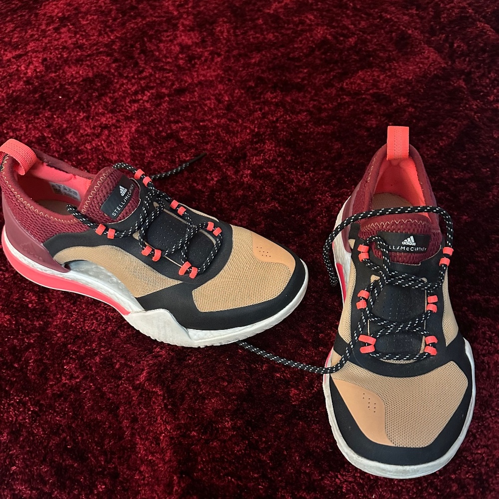 Stella McCarthy  Sneakers 👟